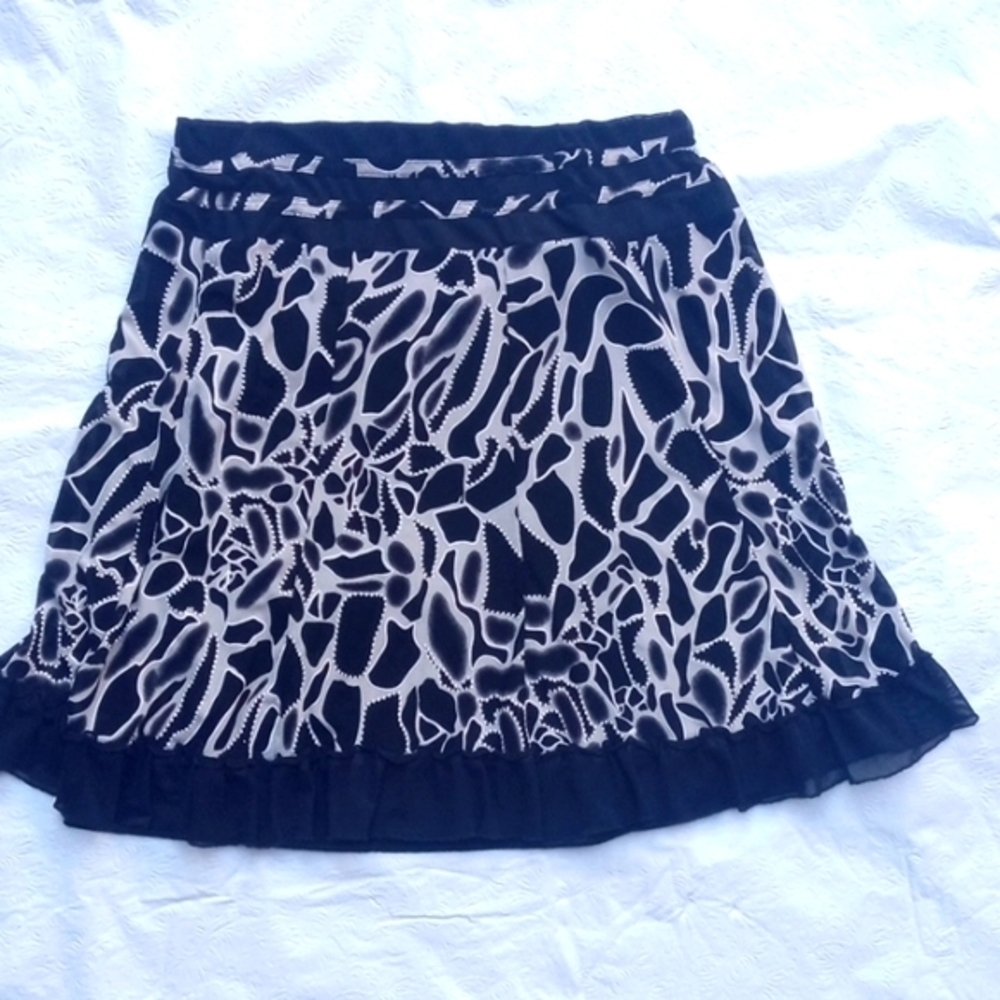 Studio West knee-length black gray white geometric pattern skirt. Size XL. C233 